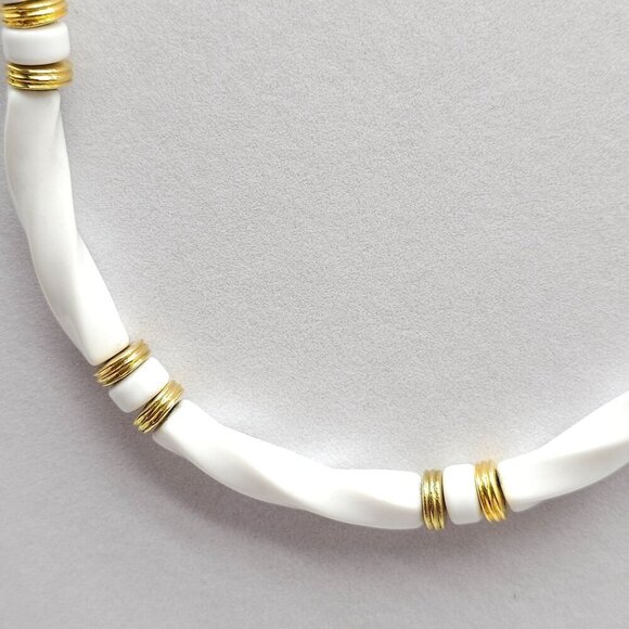 Vintage White Acrylic Gold Tone Beaded Twist Necklace With Twist Clasp 19 inch - Picture 3 of 5